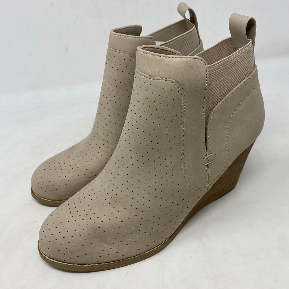 DV By Dolce Vita Gerdy Perforated Vegan Leather Wedge Booties Beige Size 9